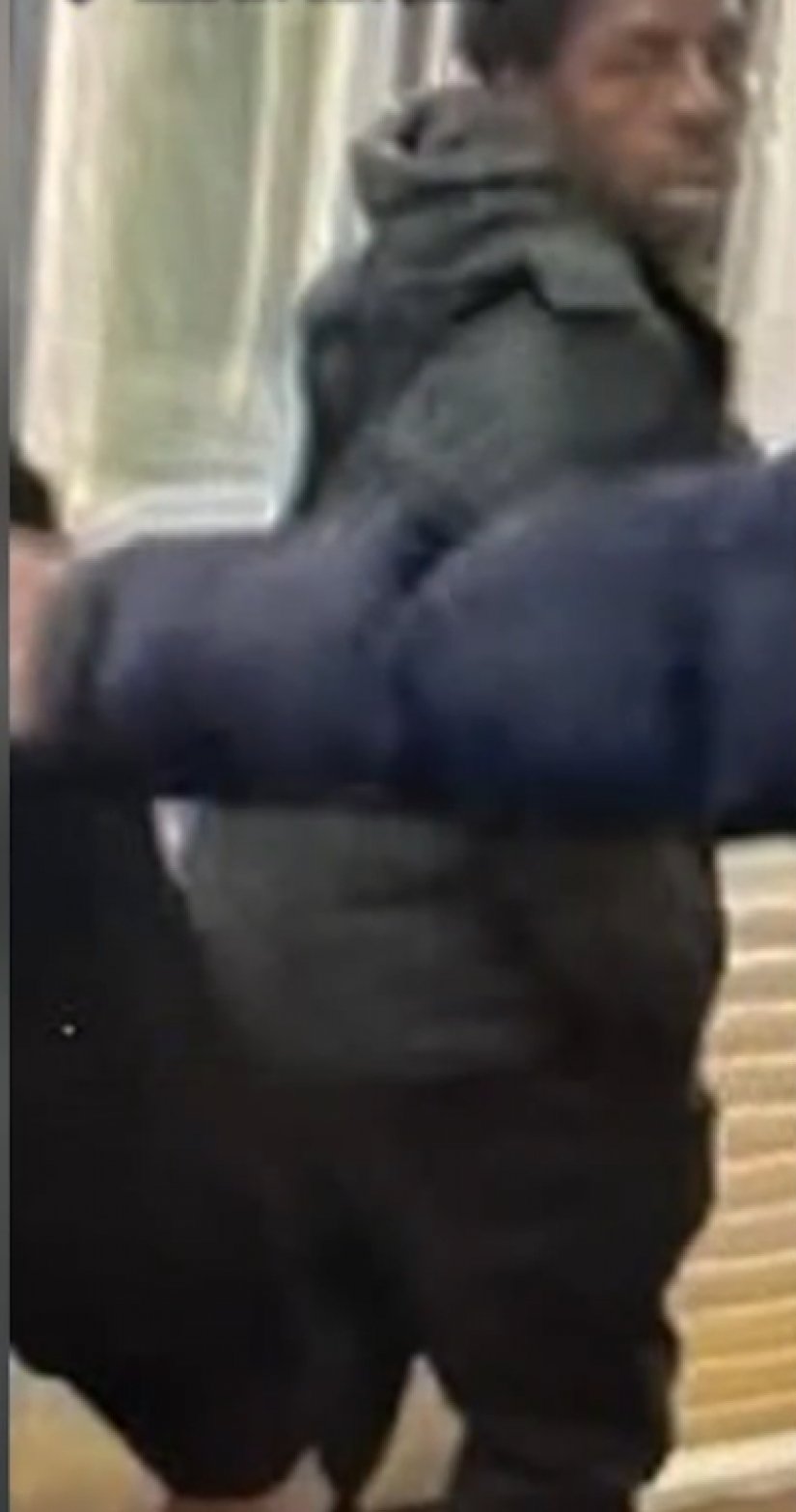 2 men injured in slashing at Queens subway station; police search for suspect