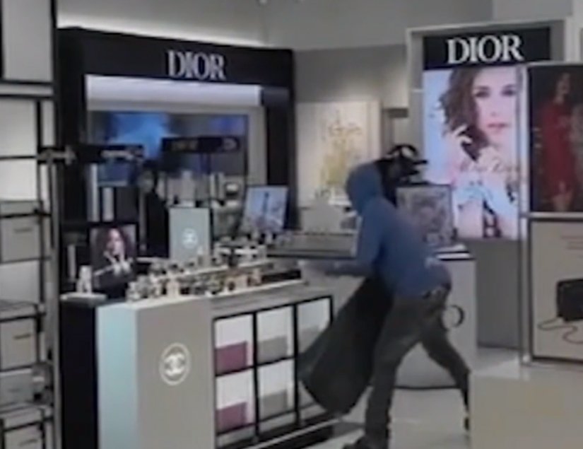 Brazen suspects grab expensive perfume sets from mall store in Arcadia