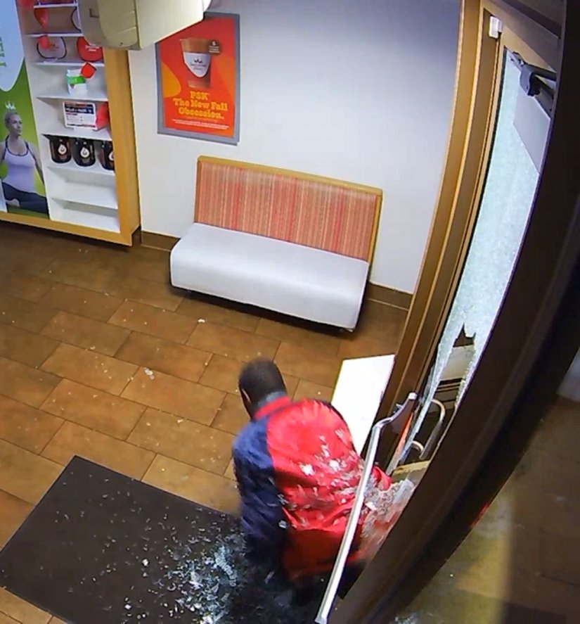 Video: Thief smashes way into DC Smoothie King, steals drinks from fridge in bizarre burglary