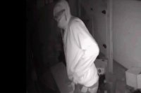 SEE IT: Suspect wanted for string of Queens robberies falls out back window during foiled robbery attempt