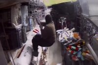 Burglars enter NYC store through roof, steal thousands: cops