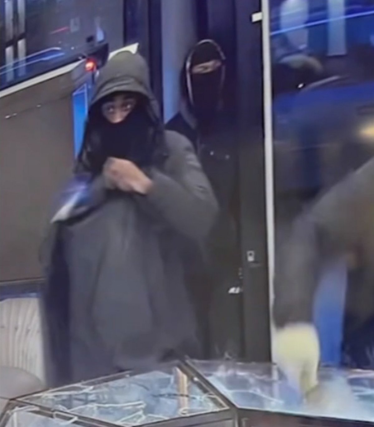 3 suspects wanted after stealing $2 million in jewelry during heist in Brooklyn