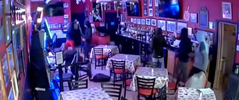 Video shows smash-and-grab burglary at pizzeria in Frankfort, Illinois